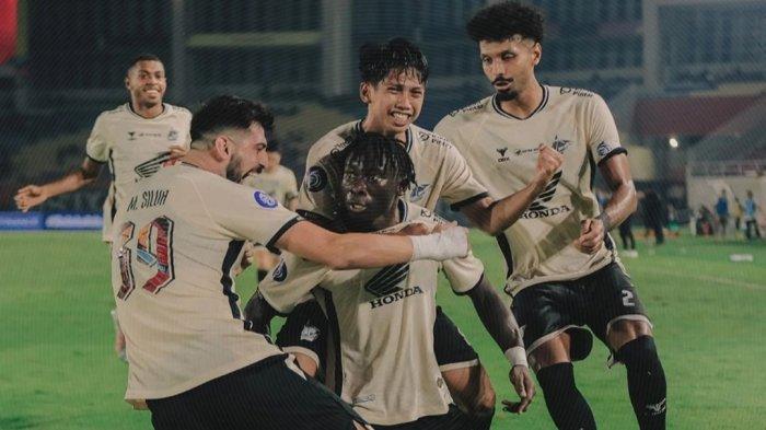 Selebrasi striker PSM Makassar, Balotelli saat melawan Persis Solo, di Stadion Manahan, Solo, Jawa Tengah, Senin (13/1/2025) malam