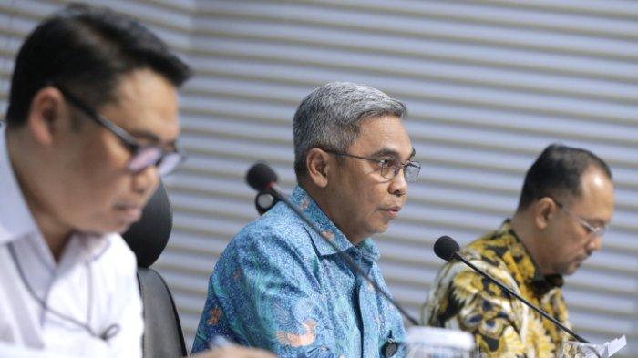 Ketua Komisi Pemberantasan Korupsi (KPK) Setyo Budiyanto (tengah) bersama Direktur Penyidikan (Dirdik) KPK Asep Guntur Rahayu (kiri) dan Juru bicara KPK Tessa Mahardhika Sugiarto (kanan) memberikan keterangan terkait penetapan tersangka Sekjen PDI Perjuangan Hasto Kristiyanto di Gedung KPK, Jakarta, Selasa (24/12/2024). KPK resmi menetapkan Sekjen PDI Perjuangan Hasto Kristiyanto sebagai tersangka terkait kasus dugaan suap pergantian antar-waktu (PAW) anggota DPR RI ke komisioner KPU yang melibatkan Harun Masiku.