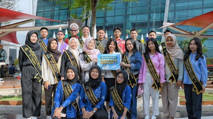 Siswi SMAN 11 Pangkep, Tiara Fitria Maharani bersama rombongan peserta parlemen remaja program DPR RI bergulir sejak Juni 2024 saat berada di Bogor, Jawa Barat, Senin (9/9/2024)