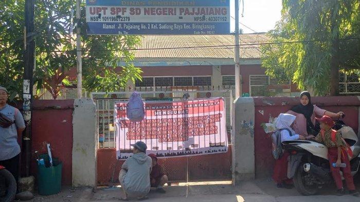 Situasi SD Inpres Pajjaiang Jl Pajjaiang, Kecamatan Biringkanaya, Makassar kembali disegel oleh pihak yang mengaku ahli waris. Beberapa siswa tidak bisa masuk ke sekolah, Rabu (17/7/2024).