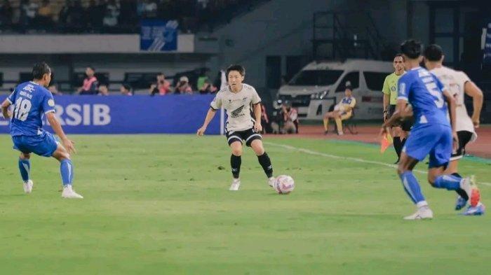 DUEL PEMAIN - Gelandang PSM Makassar, Daisuke Sakai saat lawan Persib Bandung di Stadion Gelora Bandung Lautan Api, Bandung, Jawa Barat, Sabtu (1/2/2025) malam. Skor pertandingan Persib Bandung vs PSM Makassar 0-0 hingga menit 65.