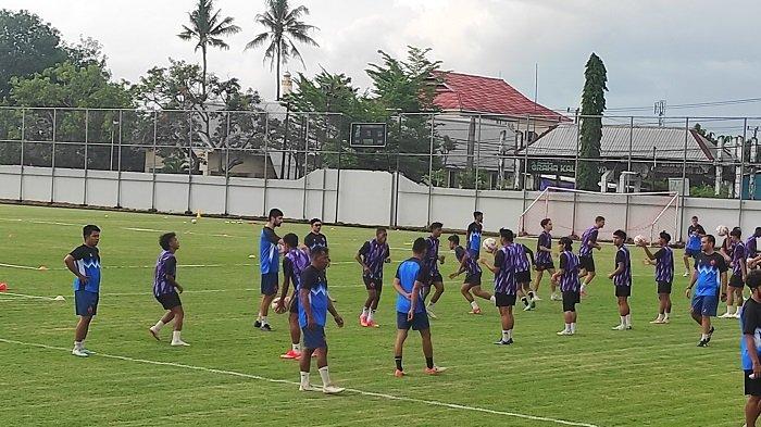 LATIHAN PSM - Skuad PSM Makassar latihan di Stadion Kalegowa, Kabupaten Gowa, Senin (14/4/2025). Enam pemain pemain absen latihan.