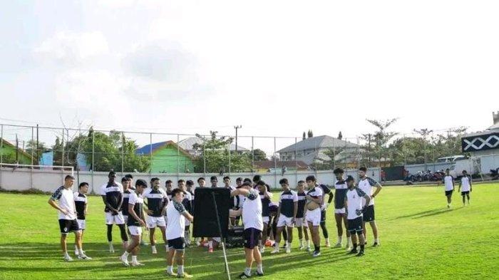 Skuad PSM Makassar latihan di Stadion Kalegowa, Kabupaten Gowa. PSM Makassar diminta jadikan Piala Presiden untuk matangkan persiapan