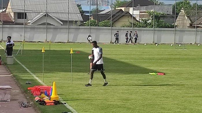 Skuad PSM Makassar latihan menyambut Liga 1 2024/2025 di Stadion Kalegowa, Kabupaten Gowa, Senin (29/7/2024). Daisuke Sakai sudah gabung latihan, Adilson Silva cedera.