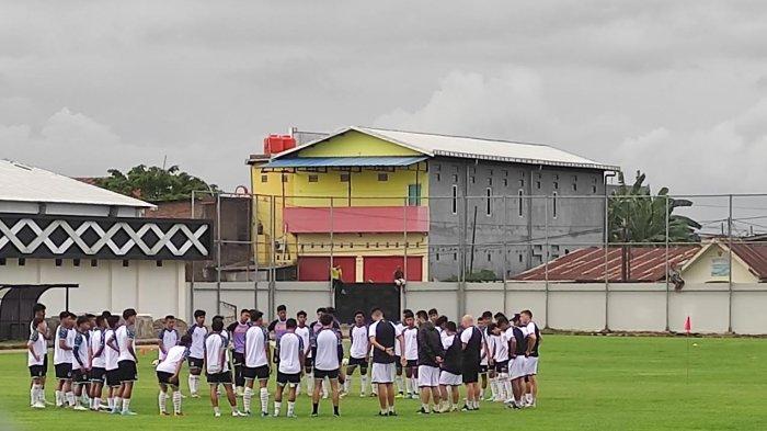 Skuad PSM Makassar mengikuti latihan di Stadion Kalegowa, Gowa.