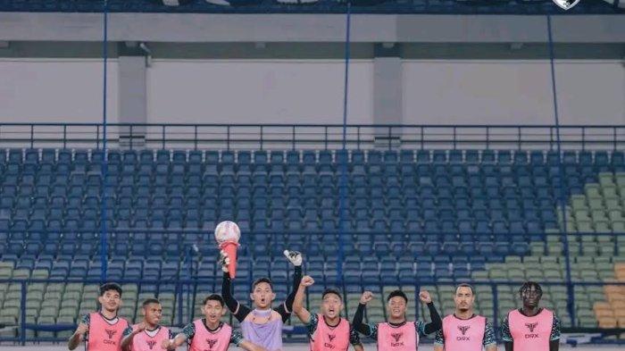 OFFICIAL TRAINING - Skuad PSM Makassar official training di Stadion Gelora Bandung Lautan Api, Jawa Barat, Jumat (31/1/2025). Yuran Fernandes diprediksi absen membela PSM Makassar melawan Persib.
