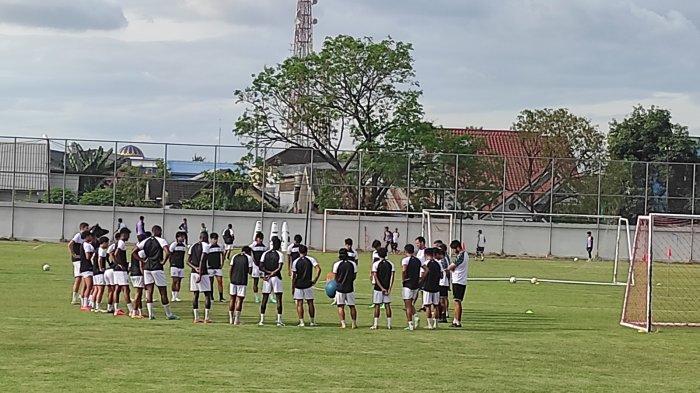 Skuad PSM Makassar saat dapat pengarahan dari Bernardo Tavares di Stadion Kalegowa, Jl Poros Pallangga, Kecamatan Pallangga, Kabupaten Gowa, Senin (5/8/2024).