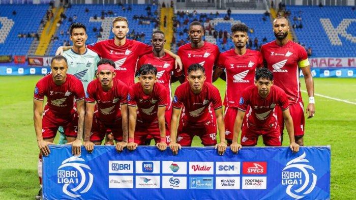 Skuad PSM Makassar saat lawan Dewa United pada pekan ketiga Liga 1 2024/2025 di Stadion Batakan, Balikpapan, Kalimatan Timur, Senin (21/8/2024). Pelatih PSM Makassar, Bernardo Tavares diharap lahirkan pemain Timnas Indonesia dari PSM Makassar.