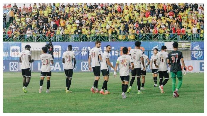 PEMAIN ASING – Skuad PSM Makassar saat melawan Barito Putera pada pekan 33 Liga 1 2024/2025 di Stadion Demang Lehman, Banjar, Kalimantan Selatan, Sabtu (17/5/2025). Usulan PT LIB menggunakan 11 pemain asing musim depan menuai pro dan kontra.