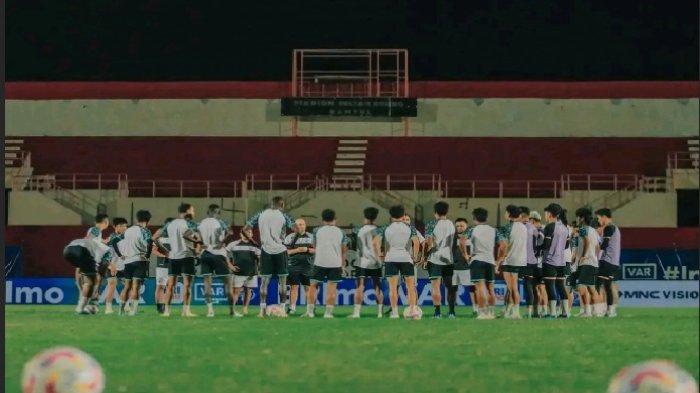 Skuad PSM Makassar saat official training jelang lawan Persija Jakarta pada pekan ketujuh Liga 1 2024/2025 di Stadion Sultan Agung, Bantul, Daerah Istimewa Yogyakarta, Sabtu (28/9/2024).