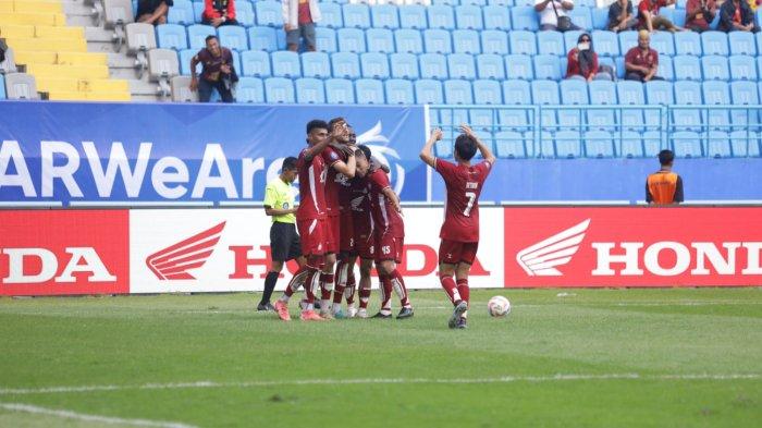 Skuad PSM Makassar selebrasi gol saat lawan Persis Solo pada pekan pertama Liga 1 2024/2025 di Stadion Batakan, Balikpapan, Kalimantan Timur, Sabtu (10/8/2024).