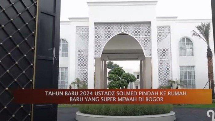 Pintu gerbang rumah mewah Ustaz Solmed dan April Jasmine (YouTUbe SCTV)