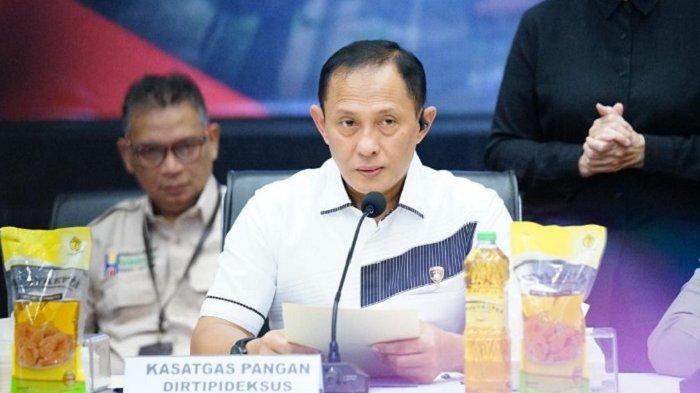 PENIPUAN MINYAKITA - Dirtipideksus Bareskrim Polri Brigjen Pol Helfi Assegaf saat konferensi pers kasus kecurangan produsen minyak goreng Minyakita. Helfi Assegaf lulusan Akpol 1992.