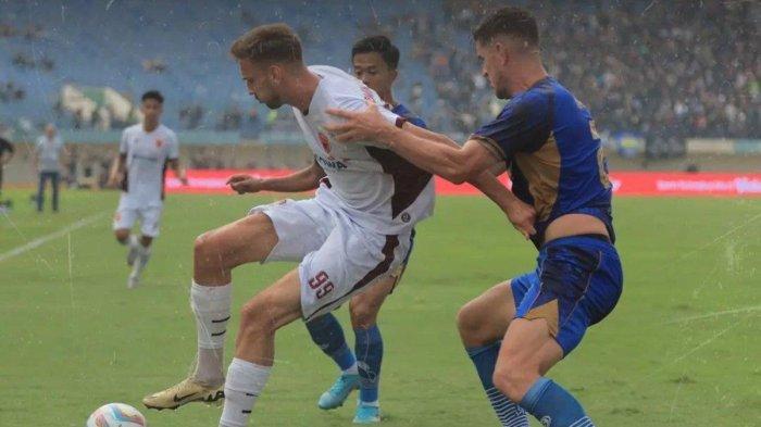 Sosok striker anyar PSM Makassar Nermin Haljeta saat melakukan duel sengit dengan bek Persib Bandung asal Belanda, Nick Kuipers di Stadion Si Jalak Harupat, Bandung, Jawa Barat, Jumat (19/7/2024). Statistik di luar dugaan bomber anyar PSM Makassar kontra Persib Bandung di Piala Presiden 2024.