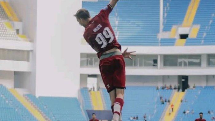 Stiker PSM Makassar, Nermin Haljeta saat selebrasi usai cetak gol ke gawang Persis Solo di Stadion Batakan, Balikpapan, Kalimantan Timur, Sabtu (10/8/2024). Nermin Haljeta telah cetak tiga gol di Liga 1 2024/2025.