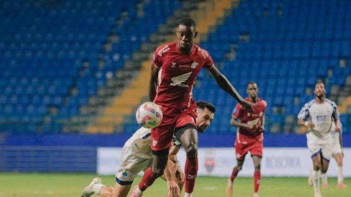 Striker PSM Makassar, Adilson Silva duel dengan pemain PSIS Semarang pada pekan keenam Liga 1 2024/2025 di Stadion Batakan, Balikpapan, Kalimantan Timur, Jumat (20/9/2024) malam.