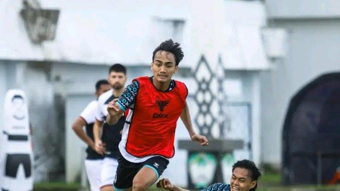 Striker PSM Makassar Andy Harjito saat melewati Dimas Sukarno di latihan Stadion Kalegowa, Kabupaten Gowa, Sulawesi Selatan (Suslel), Senin (8/7/2024).