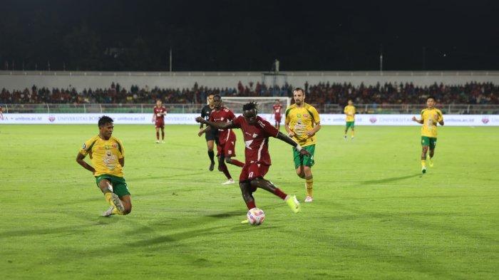 MARKAS PSM - Striker PSM Makassar, Balotelli saat dihentikan pemain Persebaya Surabaya di Stadion BJ Habibie, Parepare, Jumat (7/3/2025) malam. Stadion BJ Habibie akan digunakan PSM Makassar di semifinal ASEAN Club Championship.