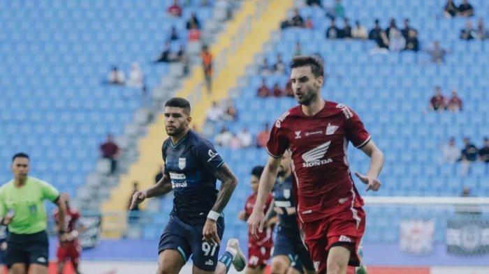 KUTUKAN SEGIRI – Striker PSM Makassar, Nermin Haljeta dikawal oleh gelandang Borneo FC, Berguinho pada pekan 12 Liga 1 2024/2025 di Stadion Batakan, Balikpapan, Kalimantan Timur, Senin (2/12/2025). PSM Makassar berusaha akhiri kutukan di markas Borneo, Stadion Segiri, Samarinda, Kalimantan Timur saat bertemu pada pekan 29, Jumat (18/4/2025).