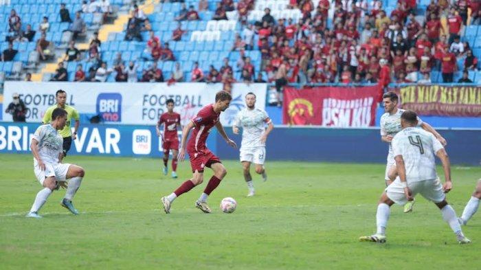 Striker PSM Makassar, Nermin Haljeta dikepung empat pemain Persib Bandung pada pekan keempat Liga 1 2024/2025 di Stadion Batakan, Balikpapan, Kalimantan Timur, Rabu (11/9/2024). PSM Makassar imbang 0-0 lawan Persib.