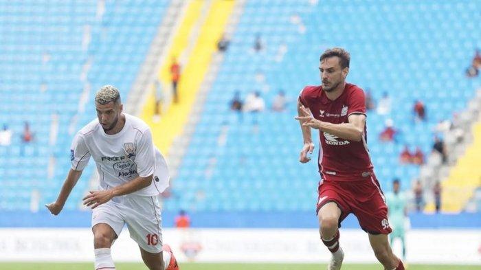 Striker PSM Makassar, Nermin Haljeta duel dengan striker Persis Solo, Karim Rossi di pekan pertama Liga 1 2024/2025 di Stadion Batakan, Balikpapan, Kalimantan Timur, Sabtu (10/8/2024).