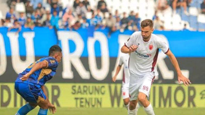 Striker PSM Makassar, Nermin Haljeta saat berusaha lewati pemain Persib Bandung di laga pembuka Piala Presiden 2024 di Stadion Si Jalak, Harupat, Kabupaten Bandung, Jawa Barat, Jumat (19/7/2024). Nermin Haljeta punya peran baru di PSM Makassar.