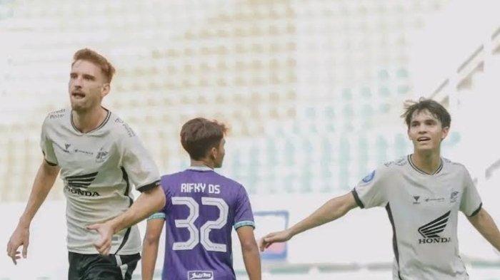 Striker PSM Makassar, Nermin Haljeta saat selebrasi gol melawan Persita Tangerang pada pekan 17 Liga 1 2024/2025 di Stadion Pakansari, Bogor, Jawa Barat, Minggu (29/12/2024).