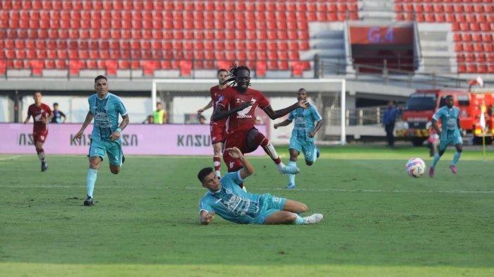 Striker PSM Makassar, Tito Okelleo dihadang pemain PSBS Biak pada pekan kedua Liga 1 2024/2025 di Stadion Kapten I Wayan Dipta, Gianyar, Bali, Jumat (16/8/2024).