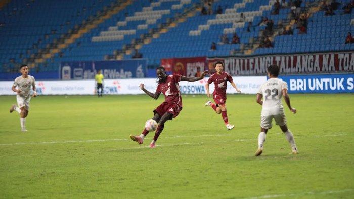 Striker PSM Makassar, Tito Okello saat lawan Madura United pada pekan kedelapan Liga 1 2024/2025 di Stadion Batakan, Balikpapan, Kalimantan Timur, Jumat (18/10/2024) malam.
