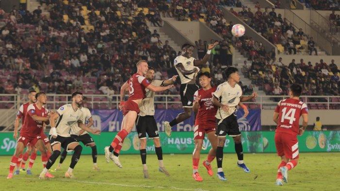 Striker baru PSM Makassar, Balotelli melompat menyambut bola udara saat melawan Persis Solo pada pekan 18 Liga 1 2024/2025 di Stadion Manahan, Solo, Jawa Tengah, Senin (13/1/2025) malam. Balotelli menjadi pahlawan kemenangan 1-0 PSM Makassar dari Persis Solo berkat gol tunggalnya di menit 89.