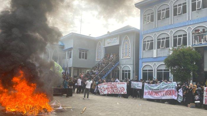Suasana aksi unjuk rasa mahasiswa dan alumni Universitas Islam Ahmad Dahlan (UIAD) Sinjai yang menuntut pembatalan pemecatan Abdul Latif sebagai Kepala Tata Usaha FTIK, Senin (14/10/2024).