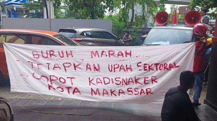 Suasana aksi yang dilakukan oleh Kumpulan Serikat Buruh dan Pekerja di depan Kantor Dinas Ketenagakerjaan Kota Makassar Jl AP Pettarani, Makassar, Jumat (13/12/2024).