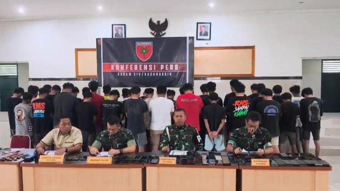 SOBIS - Suasana konferensi pers penangkapan 40 terduga pelaku sobis asal Sidrap di kantor Denintel Kodam XIV Hasanuddin, Jl Urip Sumoharjo, Makassar, Jumat (25/4/2025). Para pelaku adalah sindikat yang telah lama meresahkan masyarakat.