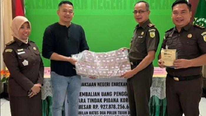 Suasana pengembalian uang hasil korupsi proyek RS Mitra Pratama Belajen di Aula Kantor Kejari Enrekang, Jl Pancaitana Bungawalie, Kecamatan Enrekang, Kabupaten Enrekang, Sulawesi Selatan, Kamis (2/2/2023).