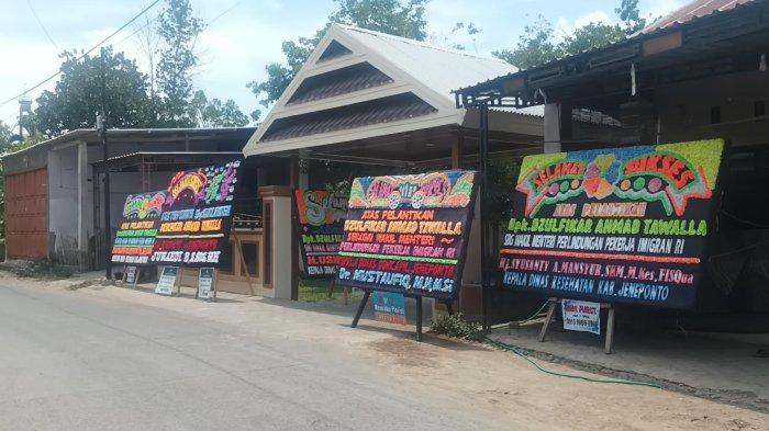 Suasana rumah ayah Dzulfikar Ahmad Tawalla di Kecamatan Bajeng, Kabupaten Gowa, Sulawesi Selatan, mulai dibanjiri karangan bunga ucapan selamat atas pelantikan Wamen Dzulfikar Ahmad Tawalla, Senin (21/10/2024).
