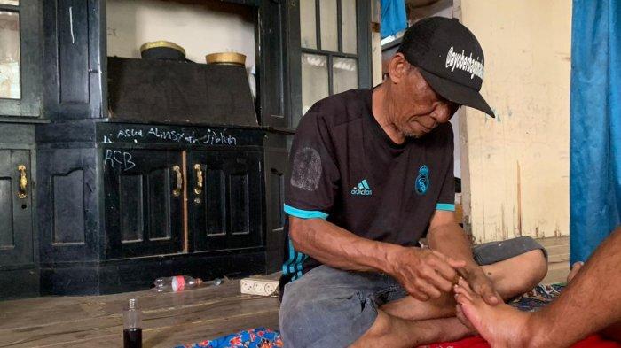 Suwardi (47), korban pemukulan anak Anggota DPRD Wajo kini berprofesi sebagai Tukang Pijat Tradisional di Sengkang.