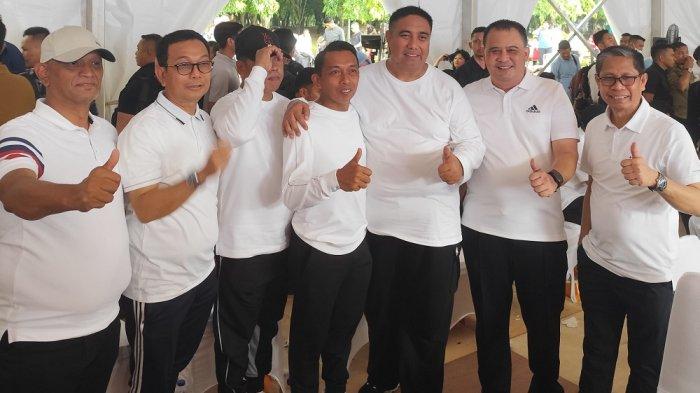 KEPALA DAERAH - Bupati Sidrap terpilih Syaharuddin Alrif (tengah) foto bareng sejumlah kepala daerah terpilih di Sulsel. Momen itu kala mengikuti gladi dan pengarahan di Monas, Jakarta Pusat, Selasa (18/2/2025). Syahar-Kanaah ungkap telah ikuti gladi jelang dilantik oleh Presiden Prabowo Subianto