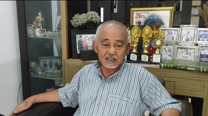 TIMNAS INDONESIA – Mantan Asisten Timnas Indonesia, Syamsuddin Umar saat ditemui di rumahnya di Jl Monumen Emmy Saelan, Kecamatan Rappocini, Kota Makassar, Senin (6/1/2025).
