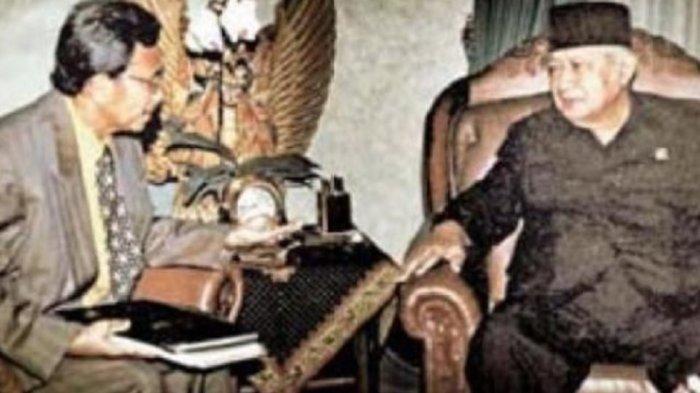 Tanri Abeng saat berbicara dengan Soeharto.