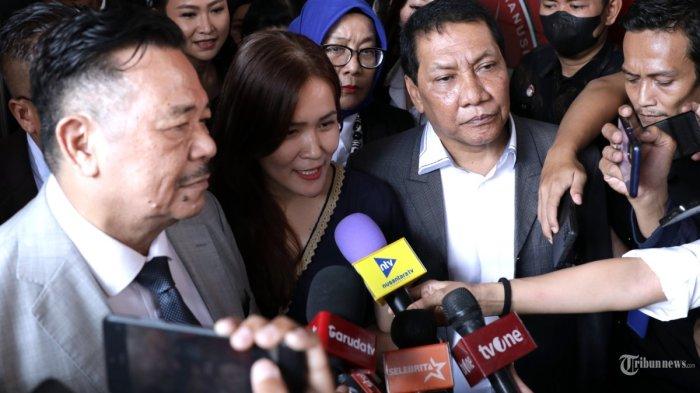 Terpidana kasus pembunuhan berencana 'kopi sianida', Jessica Kumala Wongso keluar usai mengurus adminstrasi wajib lapor di Balai Pemasyarakatan Kelas I Jakarta Timur, Minggu (18/8/2024). Direktorat Jenderal Pemasyarakatan (Ditjen PAS) Kementerian Hukum dan Hak Asasi Manusia (Kemenkumham) RI menyatakan bahwa terpidana kasus pembunuhan Wayan Mirna Salihin, Jessica Kumala Wongso bebas bersyarat terhitung mulai Minggu, 18 Agustus 2024. TR8BUNNEWS/IRWAN RISMAWAN (TRIBUNNEWS/IRWAN RISMAWAN)