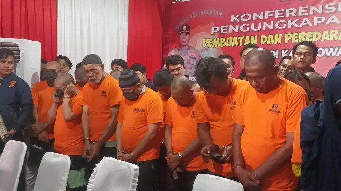 Tersangka sindikat uang palsu UIN Alauddin Makassar ditampilkan pada konferensi pers terkait kasus uang palsu UIN Alauddin, di Mapolres Gowa Jl Syamsuddin Tunru, Kecamatan Somba Opu, Gowa, Sulawesi Selatan (Sulsel), Kamis (19/12/2024).