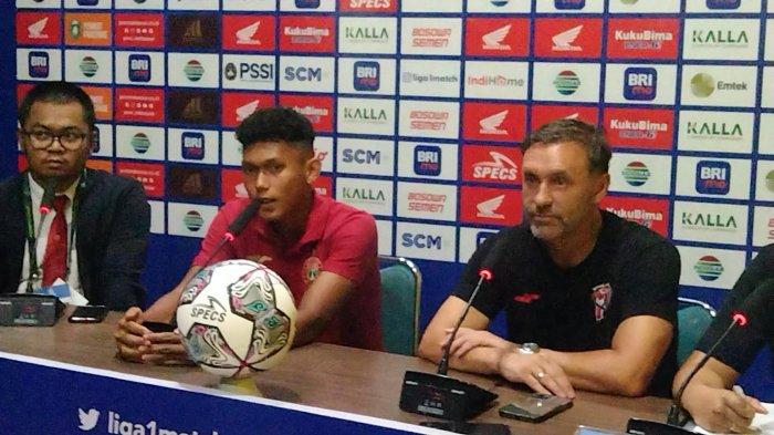 Thomas Doll dan Ginanjar Wahyu saat konfrensi pers di Stadion Gelora BJ Habibie Parepare, Jumat (5/8/2022)