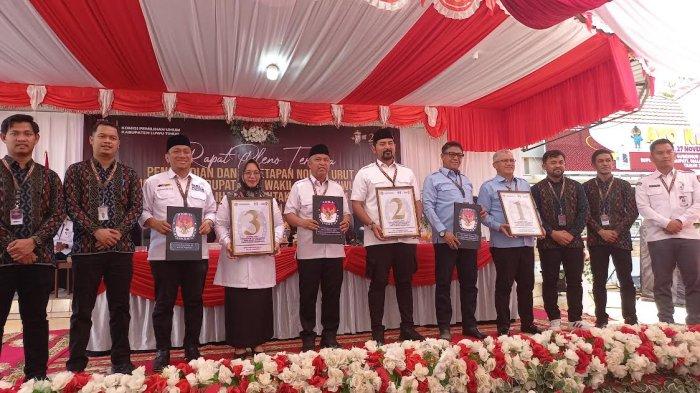 Tiga pasangan calon bupati dan wakil bupati telah mengambil nomor urut di KPU Luwu Timur, Senin (23/9/2024). Pasangan calon Isrullah Achmad-Usman Sadik mengambil nomor urut 1, pasangan petahana Budiman-Mochammad Akbar Andi Leluasa nomor urut 2. Adapun pasangan Irwan Bachri Syam-Puspawati Husler (IBAS-Puspa) nomor urut 3.