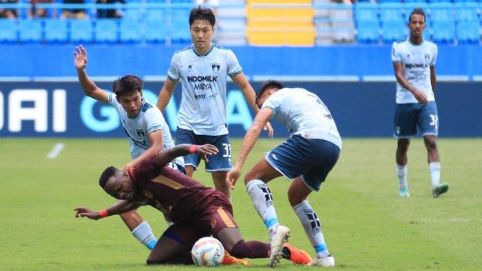 Tiga pemain Persita Tangerang mengawal penyerang PSM Makassar Victor Mansaray di Stadion Batakan, Minggu (4/2/2024).