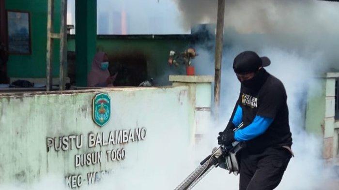 Tim Dinas Kesehatan Luwu Timur melakukan fogging atau pengasapan di wilayah yang dilaporkan terdapat kasus DBD, baru-baru ini.