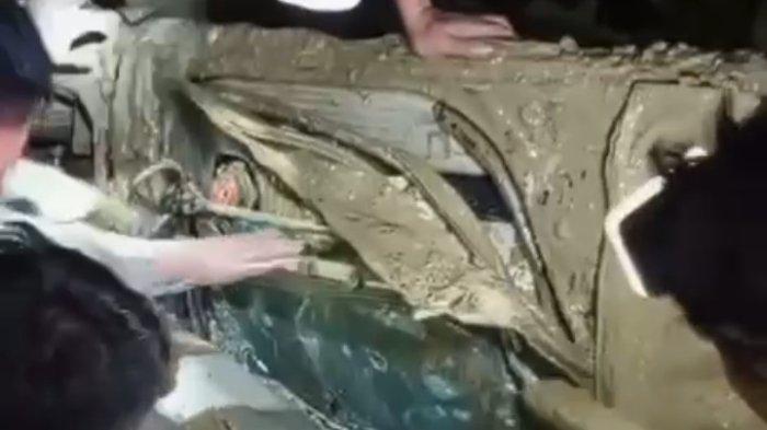 Evakuasi korban longsor di Rante Balla masih berlangsung, terkendala cuaca buruk. Tim SAR dibantu warga berusaha menyelamatkan satu korban yang masih terjebak, Sabtu (25/1/2025) malam.