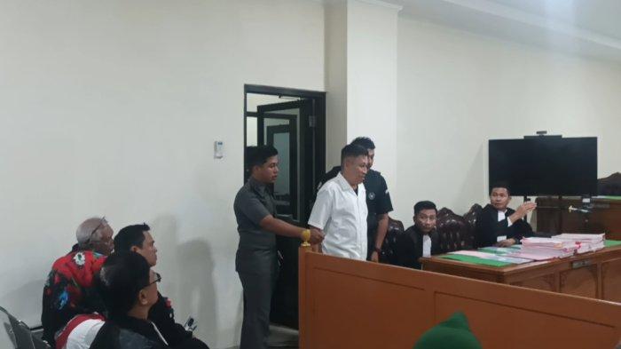 UANG PALSU - Terdakwa Annar Salahuddin Sampetoding menjalani sidang perdana perkara uang palsu di Pengadilan Negeri (PN) Sungguminasa, Jl Usman Salengke, Kecamatan Somba Opu, Kabupaten Gowa, Sulawesi Selatan (Sulsel), Rabu (21/5/2025)