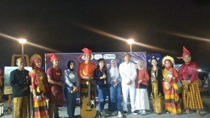 Foto bersama Mahasiswa UKM UT tampil memukau di panggung Fine Art F8.