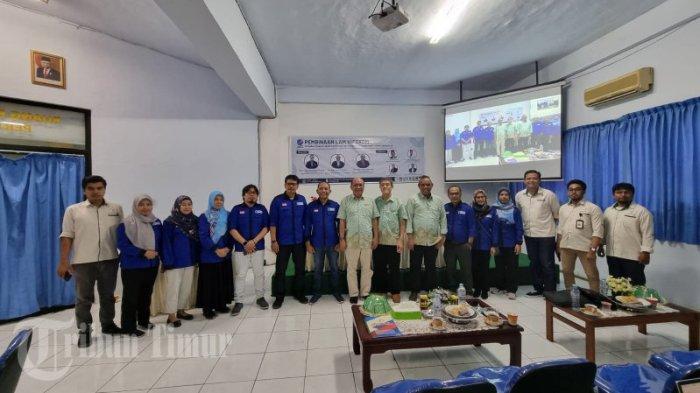 Sejumlah pereta dan pemateri berfoto bersama usai kegiatan pembinaan LAM INFOKOM di Aula Undipa Makassar, Sabtu (14/10/2023).