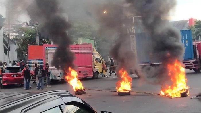 TUTUP JALAN - Unjuk rasa bertajuk